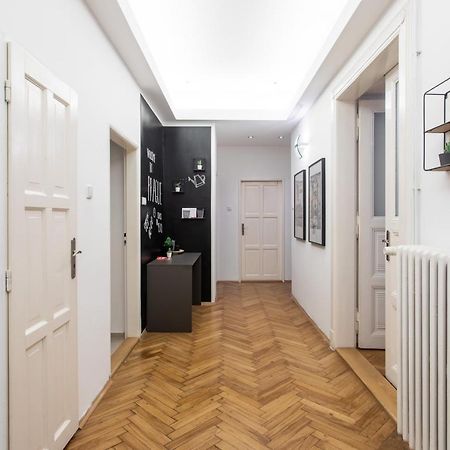 Spacious Apartments Near The River プラハ エクステリア 写真