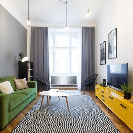 Spacious Apartments Near The River プラハ エクステリア 写真