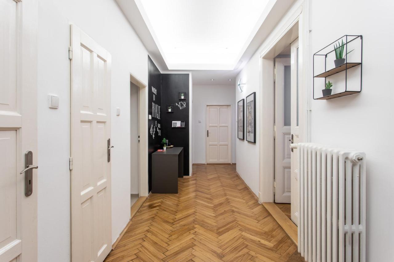 Spacious Apartments Near The River プラハ エクステリア 写真