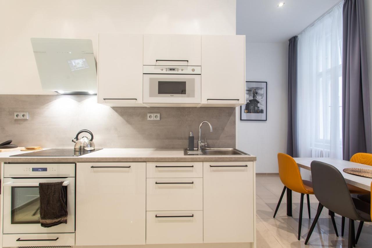 Spacious Apartments Near The River プラハ エクステリア 写真