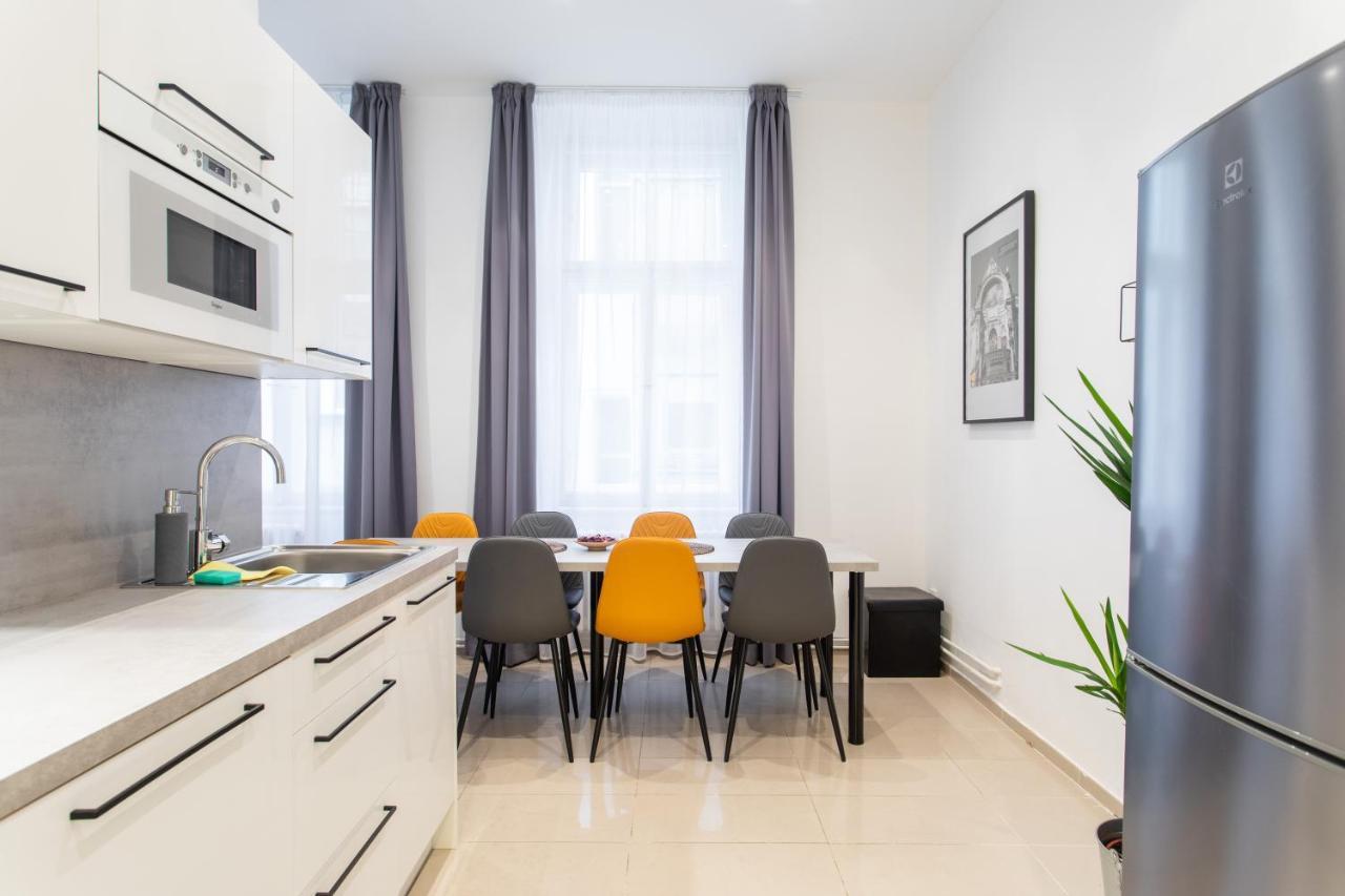 Spacious Apartments Near The River プラハ エクステリア 写真