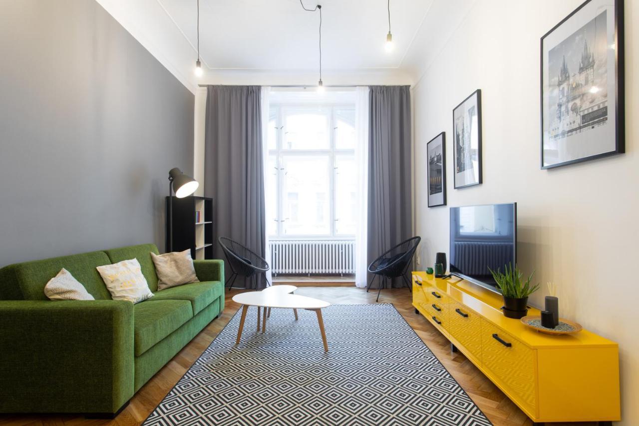 Spacious Apartments Near The River プラハ エクステリア 写真