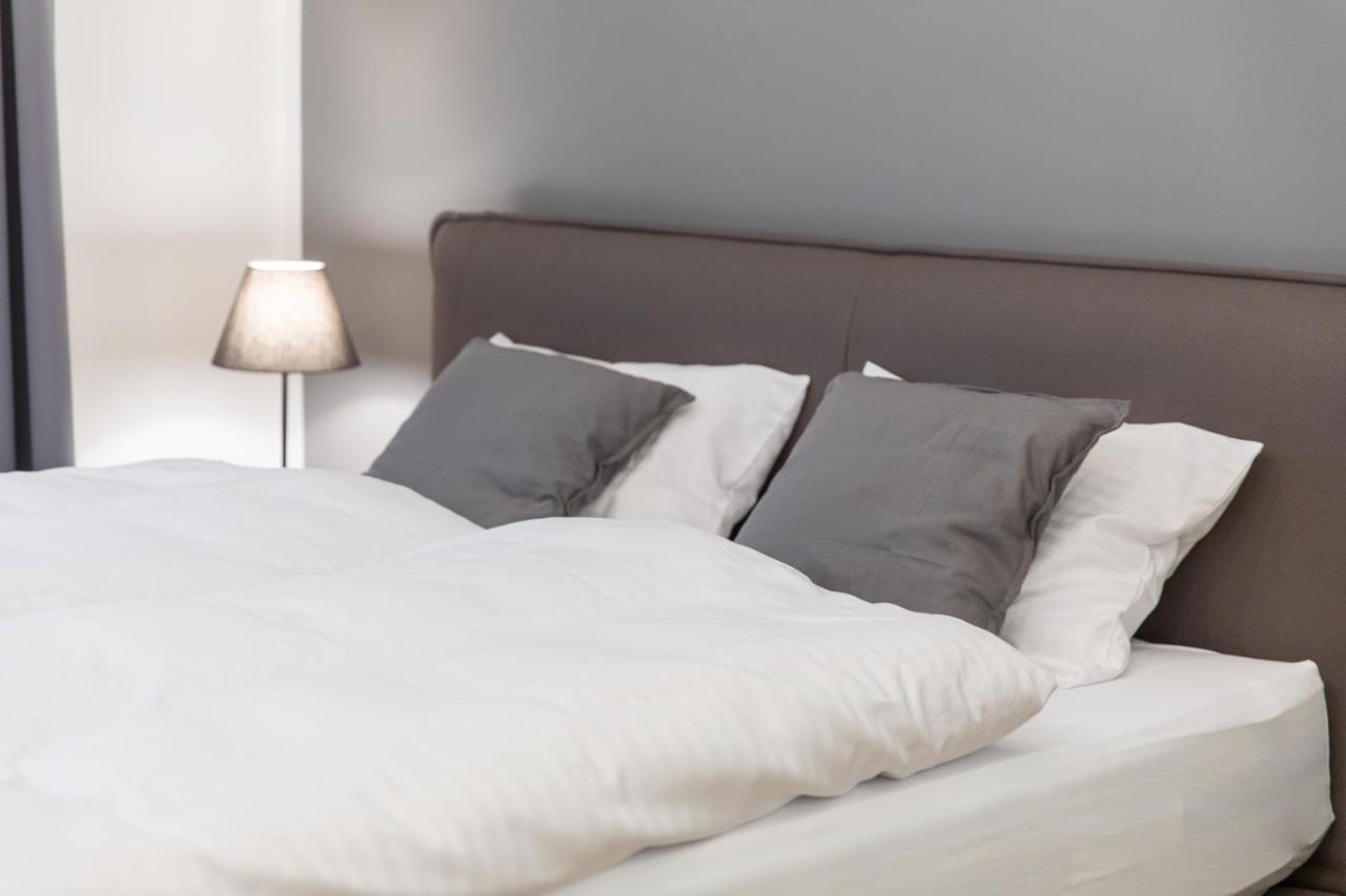 Spacious Apartments Near The River プラハ エクステリア 写真