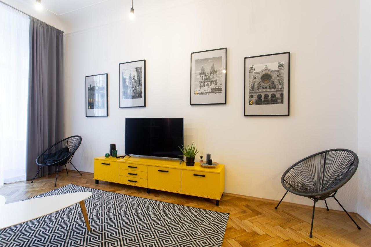 Spacious Apartments Near The River プラハ エクステリア 写真