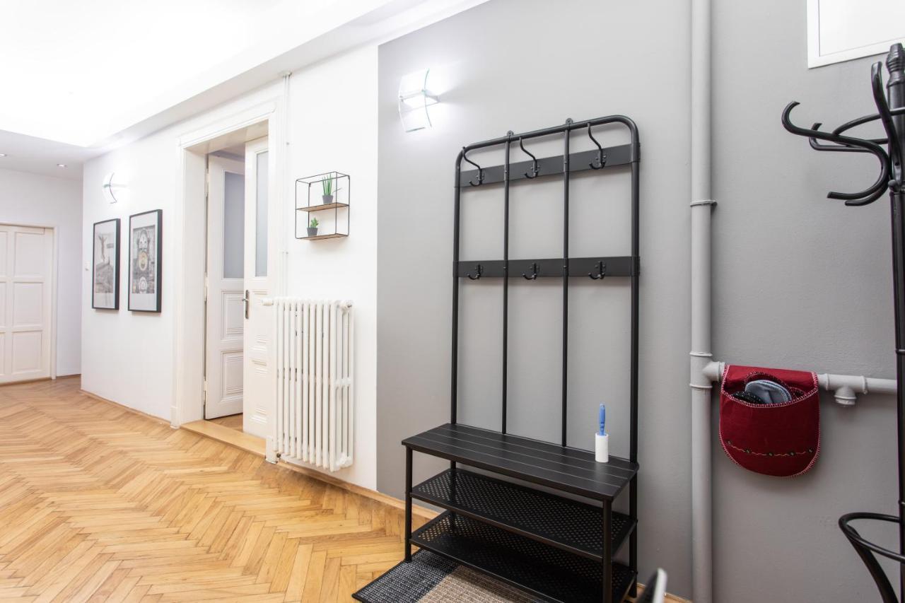 Spacious Apartments Near The River プラハ エクステリア 写真
