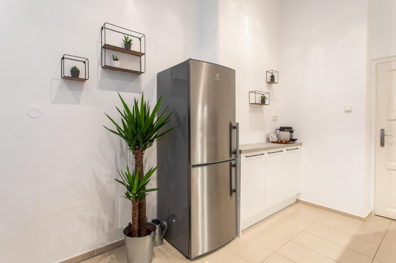 Spacious Apartments Near The River プラハ エクステリア 写真
