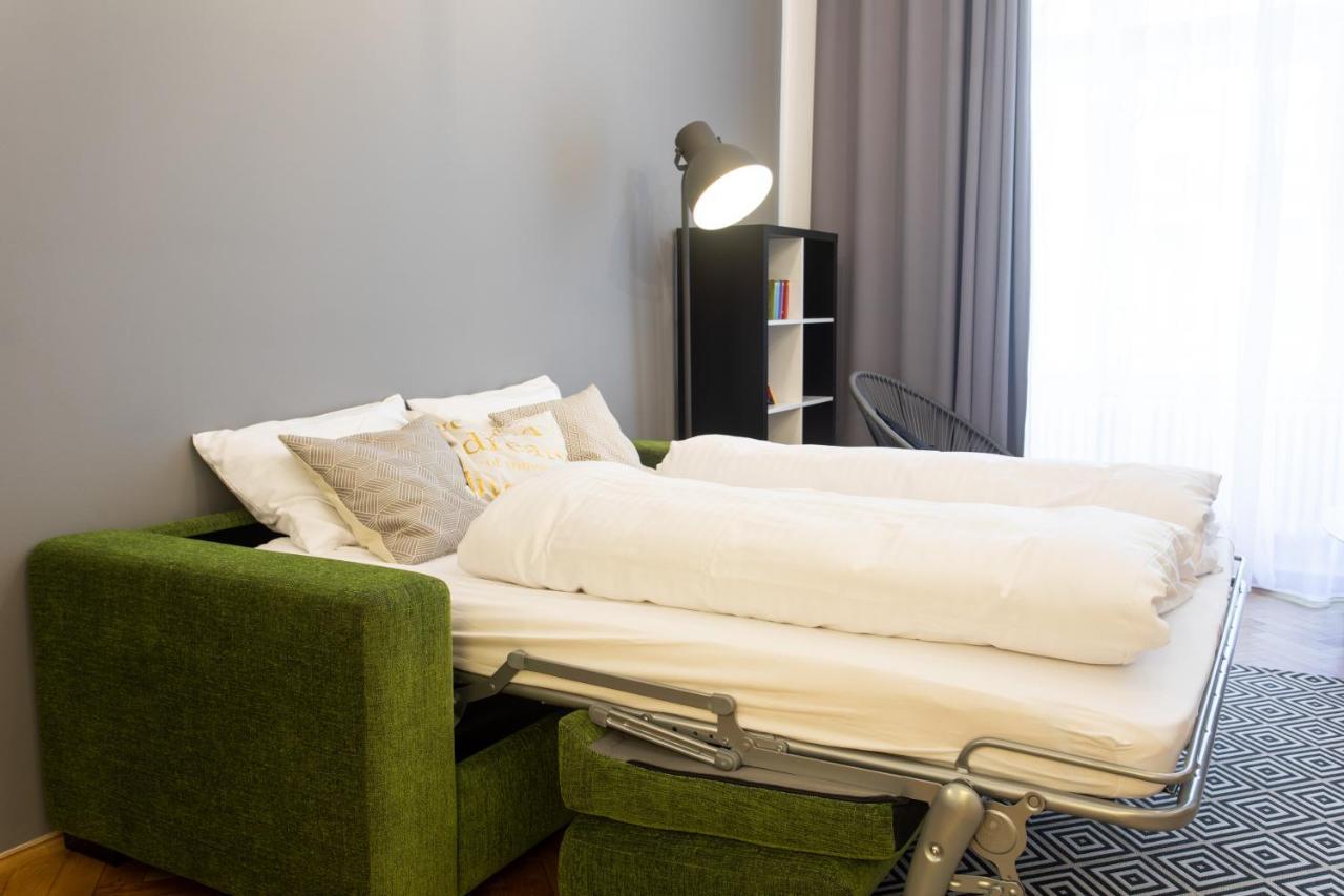 Spacious Apartments Near The River プラハ エクステリア 写真