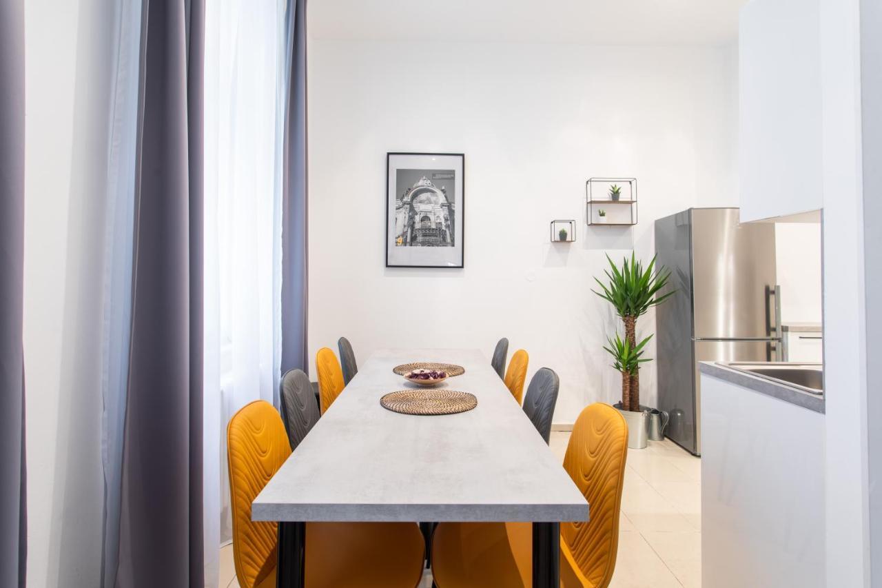 Spacious Apartments Near The River プラハ エクステリア 写真