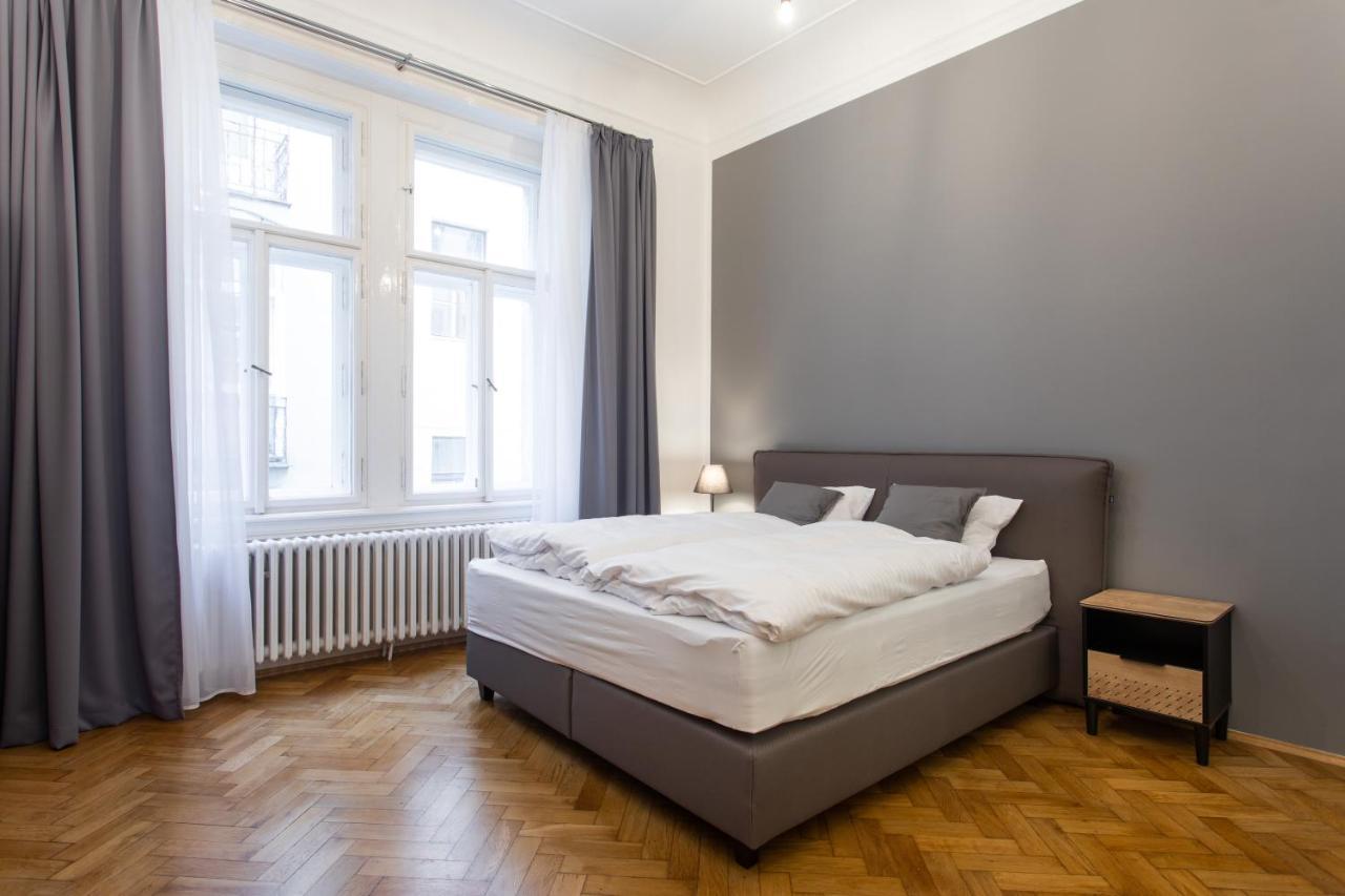 Spacious Apartments Near The River プラハ エクステリア 写真